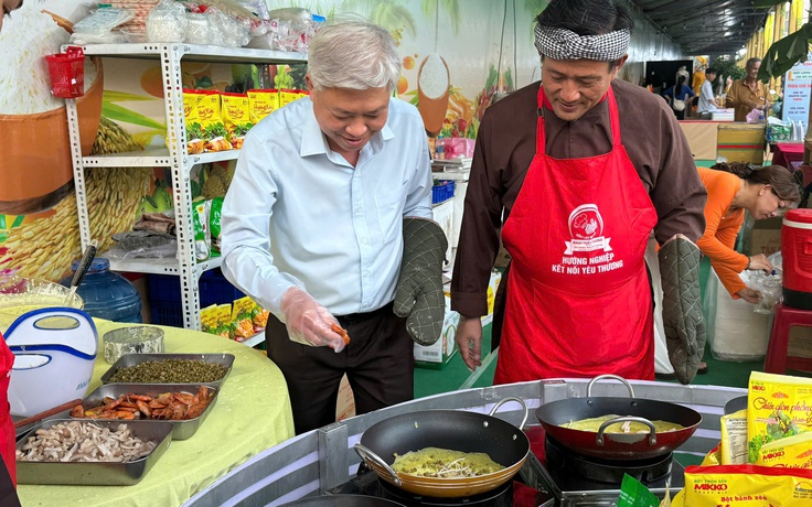 Người TP.HCM đón tết sớm với chợ phiên chợ nông sản vùng miền - Bình Đông