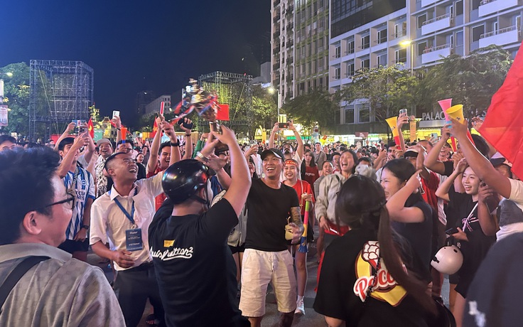 Tối qua triệu con tim xuống phố mừng ‘vàng’ SEA Games 33 của U.22 Việt Nam