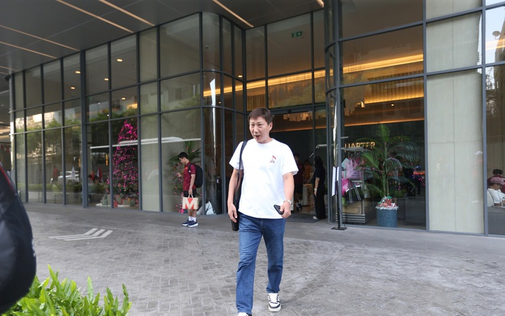 U.22 Việt Nam ra sân bay từ sớm vì sợ tắc đường, bất ngờ với dáng vẻ trẻ trung của thầy Kim