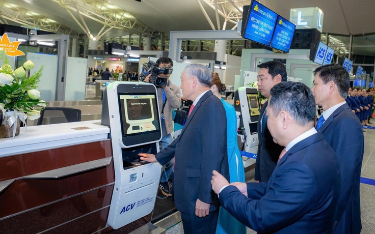Những vị khách đầu tiên check-in, soi chiếu tự động tại T2 Nội Bài mở rộng