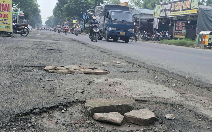 Trải nhựa mặt đường dở dang nguy cơ gây tai nạn giao thông