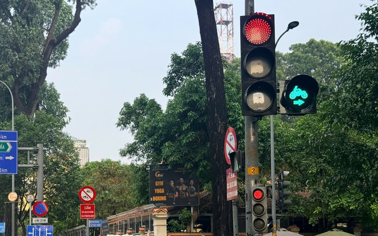 TP.HCM lắp gần 1.400 đèn cho xe máy rẽ phải: Giảm ùn tắc hay vẫn kẹt?