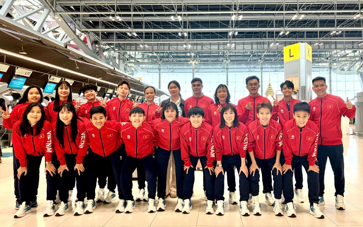 Futsal nữ Việt Nam rạng rỡ về nước sau tấm HCV lịch sử, HLV Đình Hoàng nói lời gan ruột