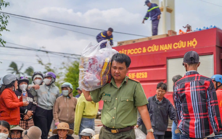 Công an TP.HCM mang nghĩa tình đến bà con vùng lũ
