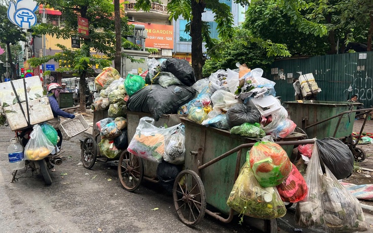 Hà Nội bàn giao công tác thu gom, vận chuyển rác cho 126 xã, phường
