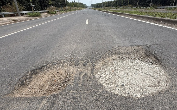 TP.HCM: Loạt ổ gà, ổ voi trên đường ngàn tỉ vẫn chưa được sửa chữa