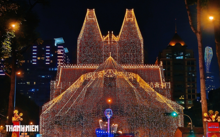Nhà thờ Đức Bà lung linh 1.000 km đèn LED Giáng sinh 2025: Ý nghĩa bất ngờ