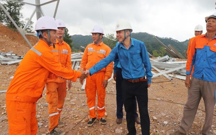 Công đoàn EVNNPC tiếp sức thợ điện kiên cường, vượt thử thách
