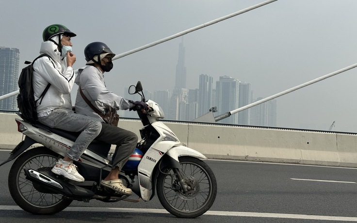 Sáng nay, bầu trời TP.HCM lại mù mịt, ô nhiễm không khí mức nào?