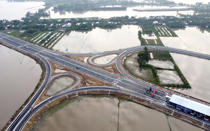 Xuân về sớm trên 3.000 km cao tốc Bắc - Nam