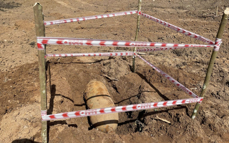 Dọn vườn trồng mía, phát hiện quả bom 'khủng'