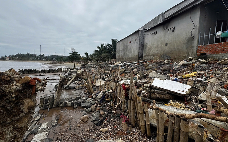 Triều cường xâm thực làng biển, sạt lở chia cắt miền núi ở Quảng Ngãi