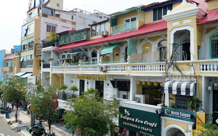 Hàng loạt nhà cổ mặt tiền đường Lê Lợi 'thay áo mới', trung tâm TP.HCM thêm khang trang
