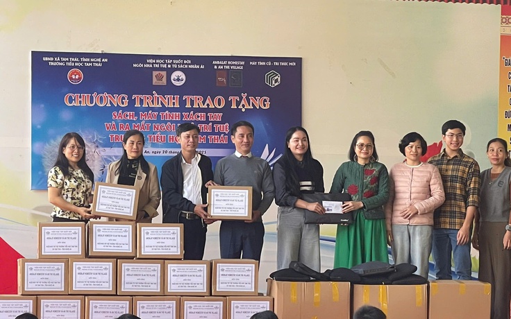 Tặng sách, máy tính và ra mắt Ngôi nhà trí tuệ tại vùng núi Nghệ An