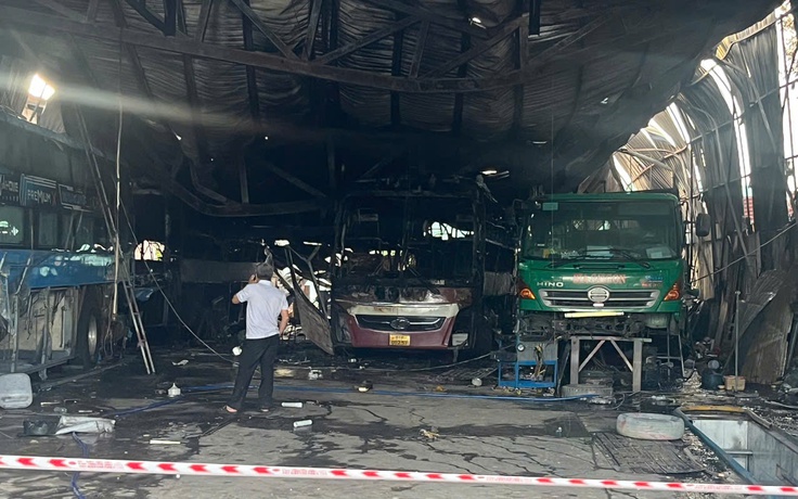 Cháy lớn tại gara ô tô ở Gia Lai, nhiều xe bị thiêu rụi