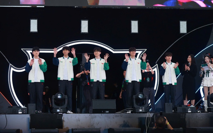 
Giây phút bùng nổ khi Faker chào fan bằng tiếng Việt
