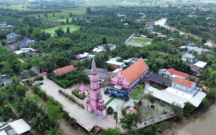 Nhà thờ hồng giữa vườn cây xanh miền Tây, lấy cảm hứng từ nhà thờ Tân Định