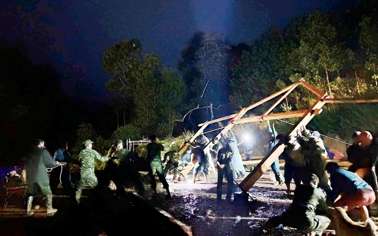 Tái thiết vùng rốn lũ: Xuyên đêm dựng lại nhà cho người dân vùng biên