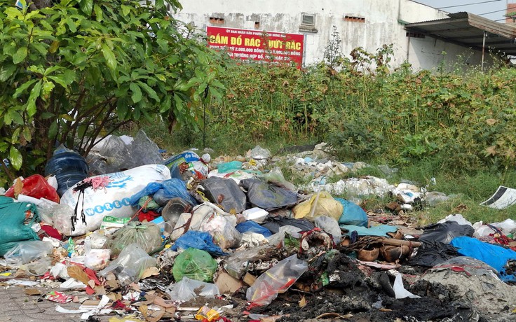 Nhiều nơi có bảng cấm vẫn đổ rác