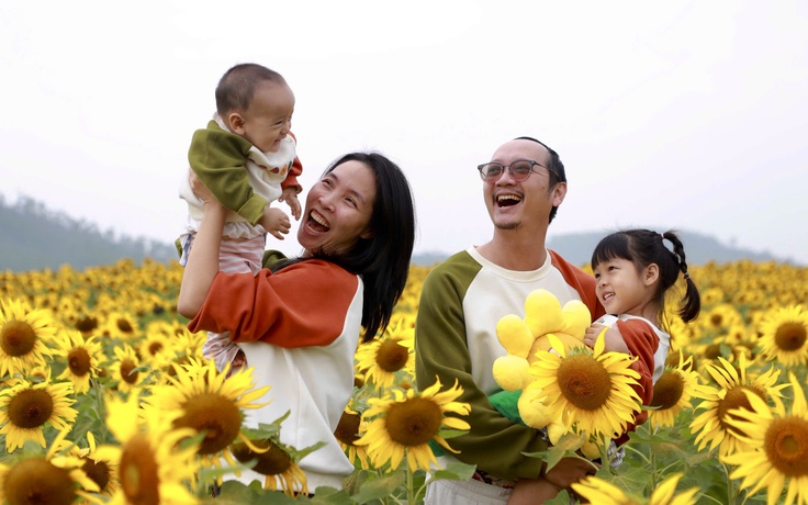 Cánh đồng hoa hướng dương Nghệ An nở rộ: Chụp một tấm ảnh mất cả tiếng