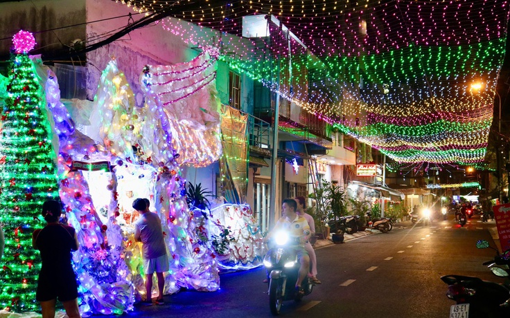 Nhiều ngõ hẻm, tuyến đường rực sáng lung linh, dây đèn giăng khắp lối