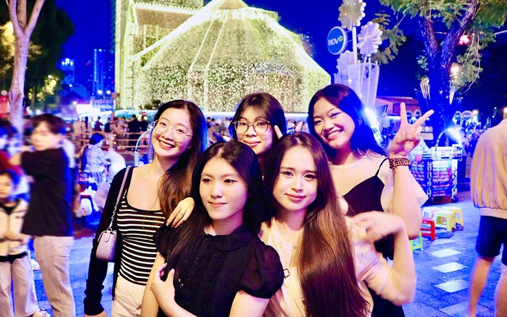 Đêm nay Giáng sinh rộn ràng khắp mọi nơi