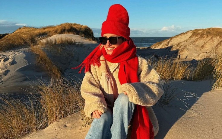 Sắc đỏ là điểm nhấn hoàn hảo cho trang phục mùa cuối năm