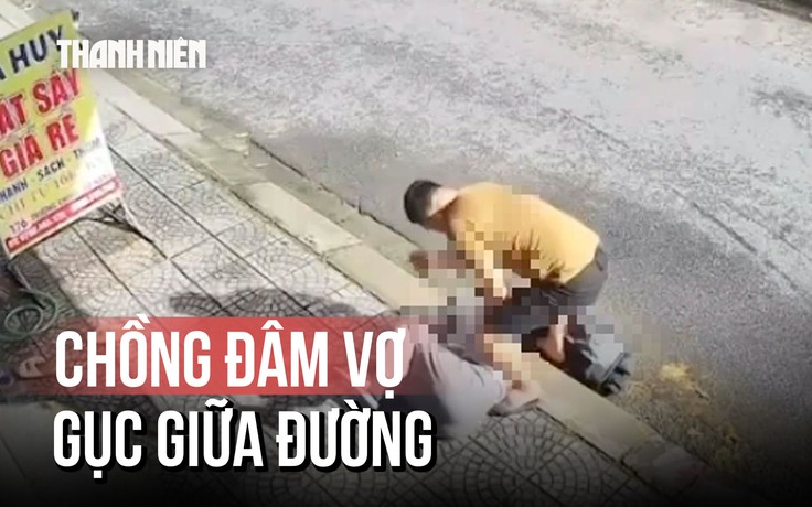 Kinh hoàng clip người phụ nữ bị chồng đâm gục giữa đường khi đang về quê