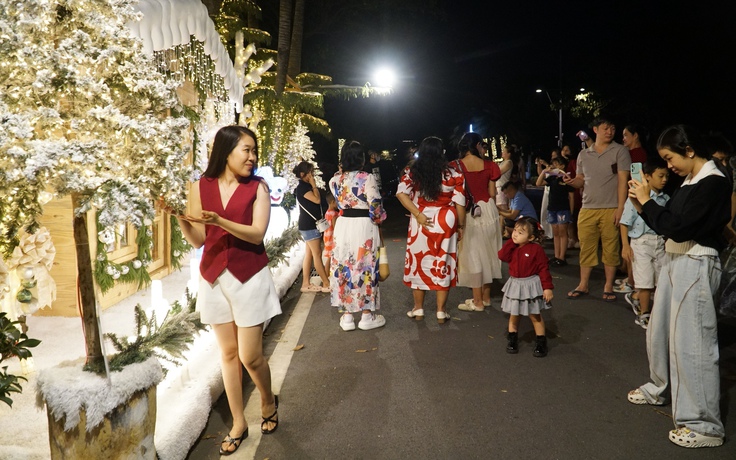 Biệt thự Phú Mỹ Hưng rực rỡ mùa Giáng sinh, người dân kéo đến chụp hình