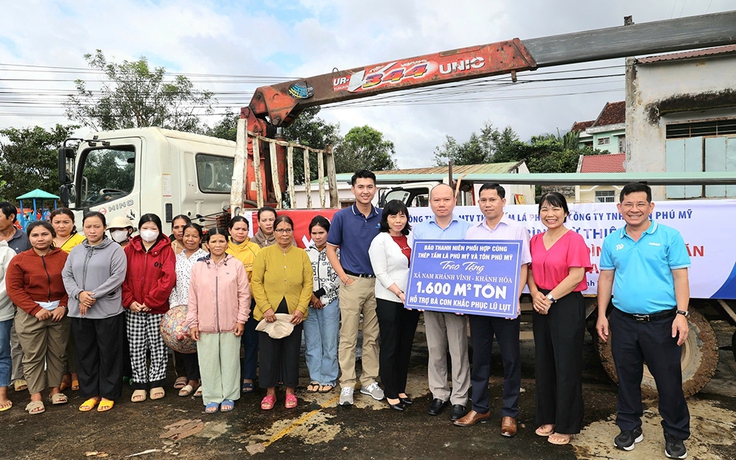 Kịp thời trao tôn giúp người dân vùng lũ dựng lại mái nhà