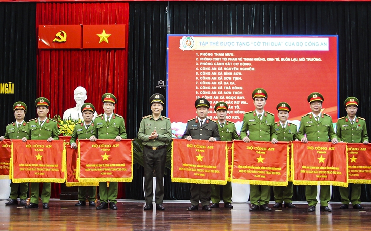 Bộ Công an tặng Cờ thi đua cho 14 tập thể thuộc Công an tỉnh Quảng Ngãi