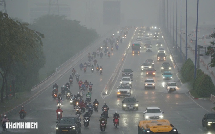 Trời tối sầm, mưa lớn ở TP.HCM trước đêm Giáng sinh: Vì sao?