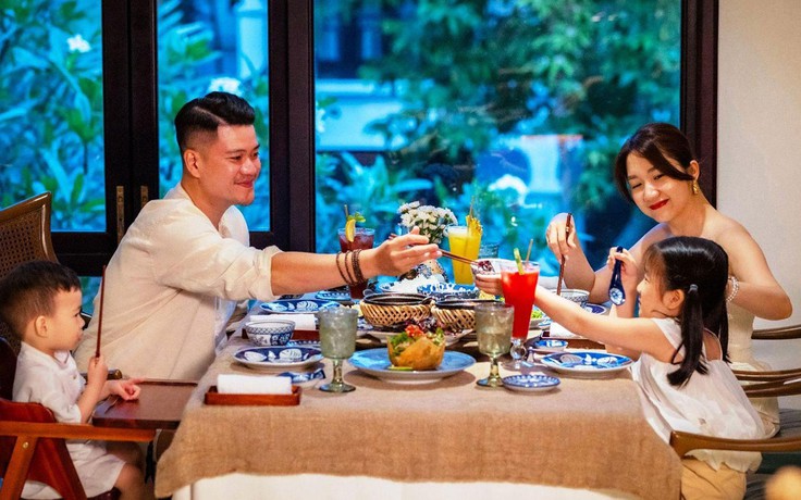 Cảm miền Trung qua ‘chuyến tàu vị giác’ - Cơm Việt trên mâm gỗ