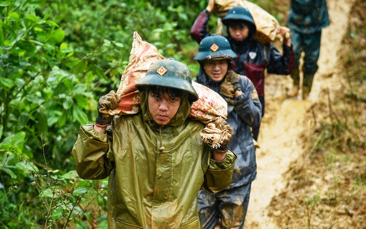 Tái thiết vùng rốn lũ: 'Xe thồ' bằng đôi vai người lính