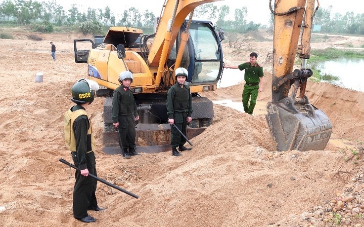 Cảnh sát đột kích rạng sáng, tạm giữ 39 người ở bãi khai thác cát trái phép