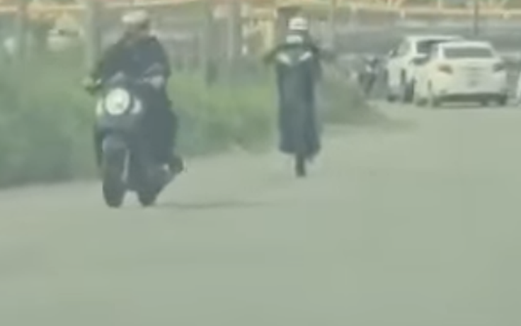 Đà Nẵng: 'Bốc đầu' xe máy giữa đường, 2 thanh niên bị tịch thu xe