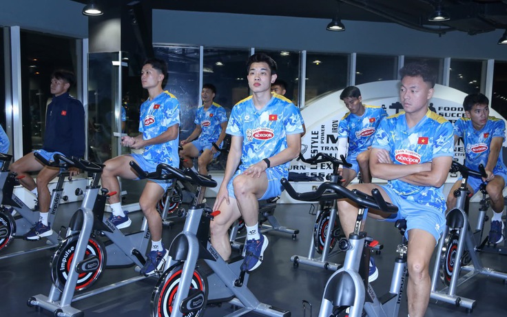 Quả bóng bạc Đình Bắc và U.23 Việt Nam tập gym tại Qatar, HLV Kim loại 1 cầu thủ ngày nào?