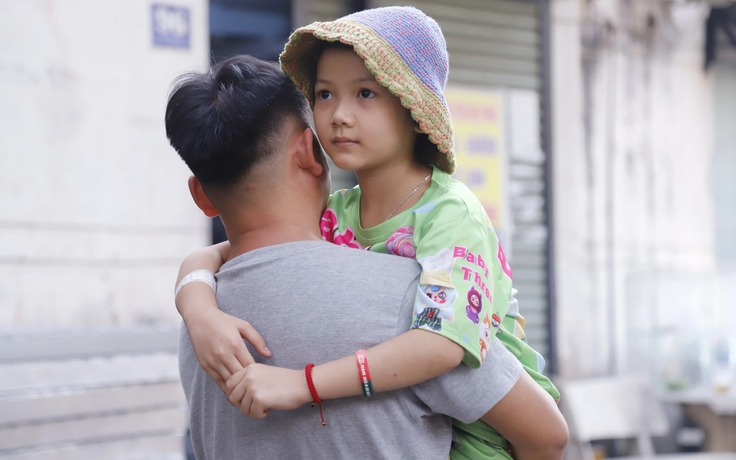 Cha chạy xe ôm 'còn 2 triệu đồng' cứu con ung thư: Được giúp 601 triệu đồng