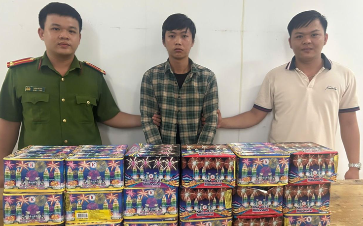 Bắt giữ 2 vụ mua bán pháo nổ trái phép tại xã Xuân Thới Sơn, TP.HCM