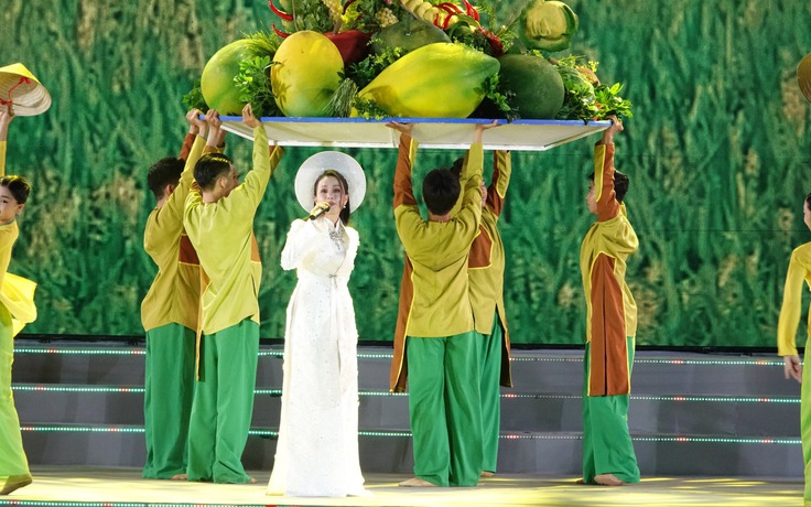 Cẩm Ly tái xuất, NSƯT Như Huỳnh xúc động khi trình diễn trước khán giả Cần Thơ