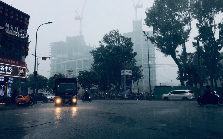 Sài Gòn sấm to, mưa lớn
