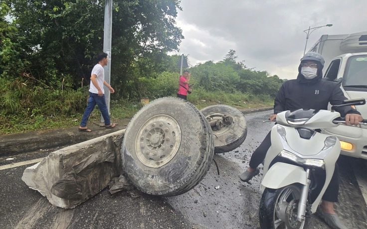 Xe tải lật chắn ngang đèo Cù Hin trên đường đi sân bay Cam Ranh