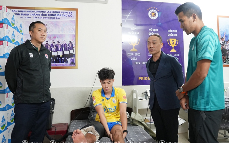 Lãnh đạo VFF thăm động viên tiền vệ Văn Trường trước giờ ra quân U.23 Việt Nam