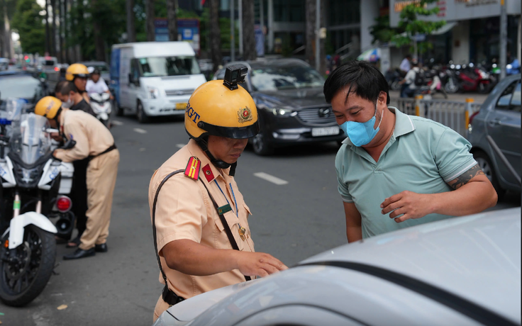 Tài xế ở TP.HCM bị phạt khi đón trả khách trước trung tâm thương mại: Lý do bất ngờ