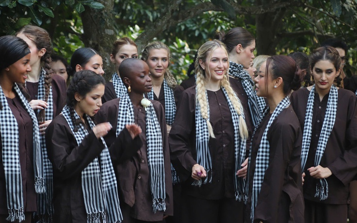 Dàn người đẹp Miss Charm 2025 hóa thôn nữ miền Tây, lội mương bắt cá