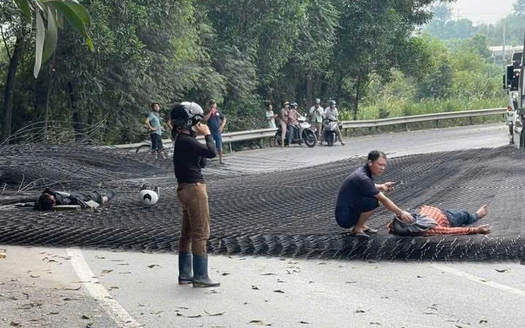 Xe đầu kéo chở lưới thép rơi trúng người đi đường trên cầu Thủ Biên