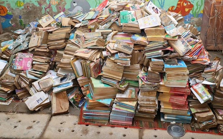 Hàng trăm ngàn sách giáo khoa đến với học sinh vùng lũ