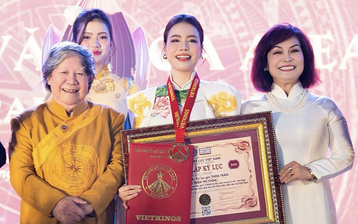 Áo dài phát sáng của nhà thiết kế Thoa Trần được trao Kỷ lục Việt Nam