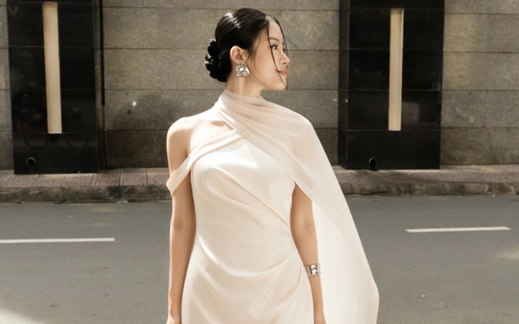 Phối váy và khăn choàng lụa voan, nhìn góc nào cũng đẹp