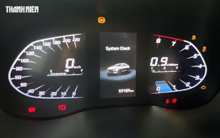 Vì sao đèn cảnh báo trên đồng hồ ô tô thường có nhiều màu sắc khác nhau?